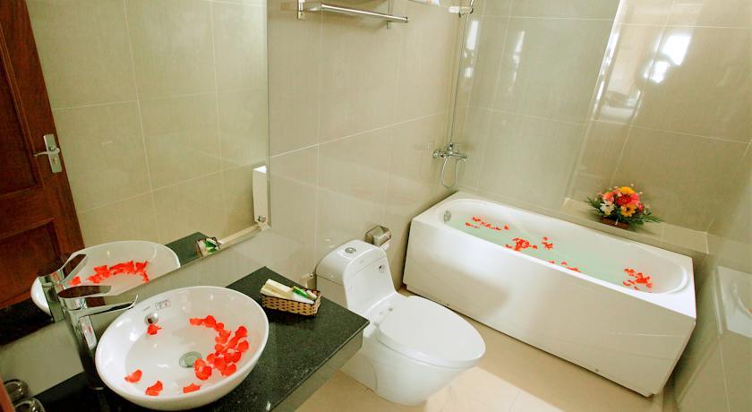 v_otele_Golden_ Sand_ Hotel_ 3_chistie_nomera_s_hororshey_santehnikoy