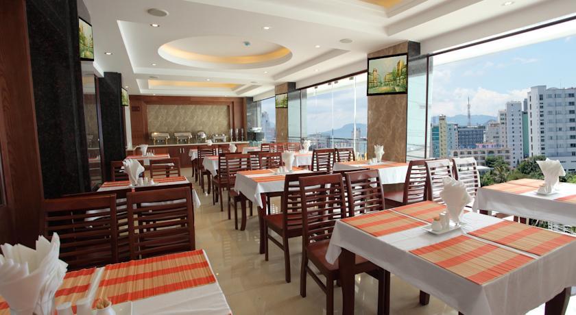 v_otele_Golden_Sand_Hotel_3_nakrivaetsya_zavtrak_shvedskiy_stol